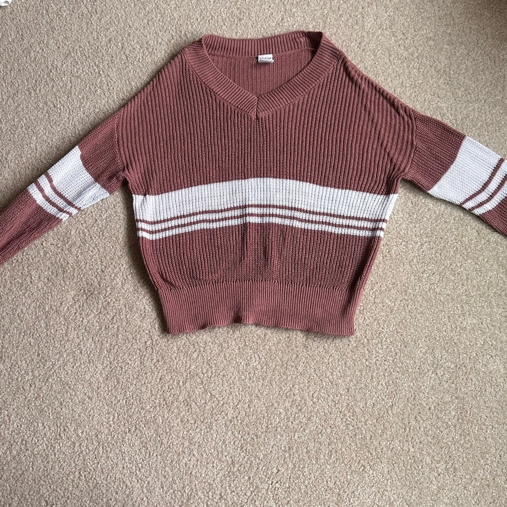 Melrose and Market V-Neck Sweater in Mauve and White